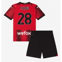 Camiseta AC Milan Malick Thiaw #28 Primera Equipación Replica 2023-24 para niños mangas cortas (+ Pantalones cortos)